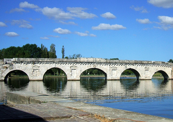 media.Ponte_di_Tiberio,_Rimini_Italy