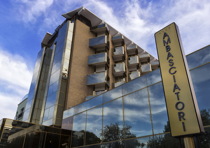 media.hotel ambasciatori esterno insegna