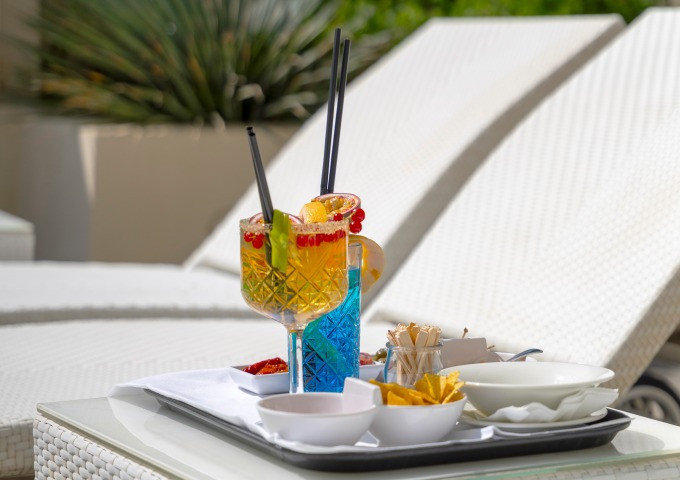 media.Ambasciatori piscina aperitivo